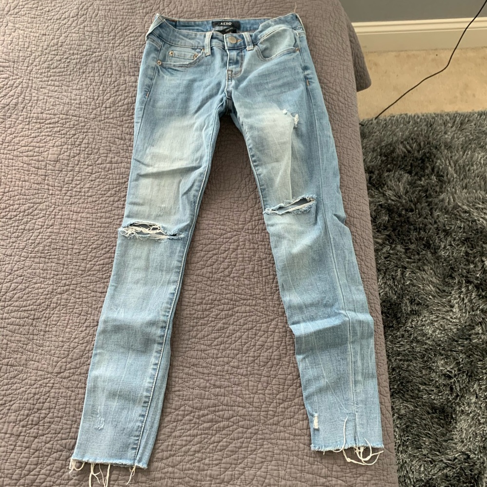 Light wash denmid ripped jeans